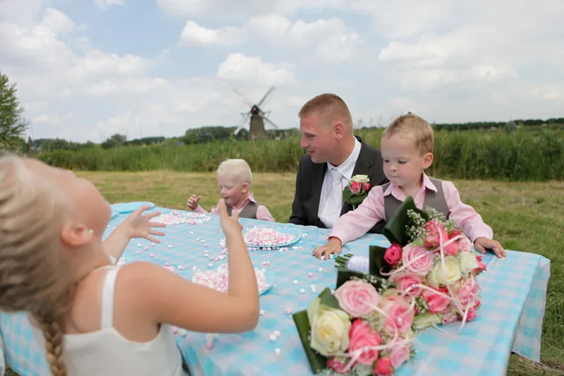 Alex en Evelyn aan de picknicktafel met de kinderen en de molen