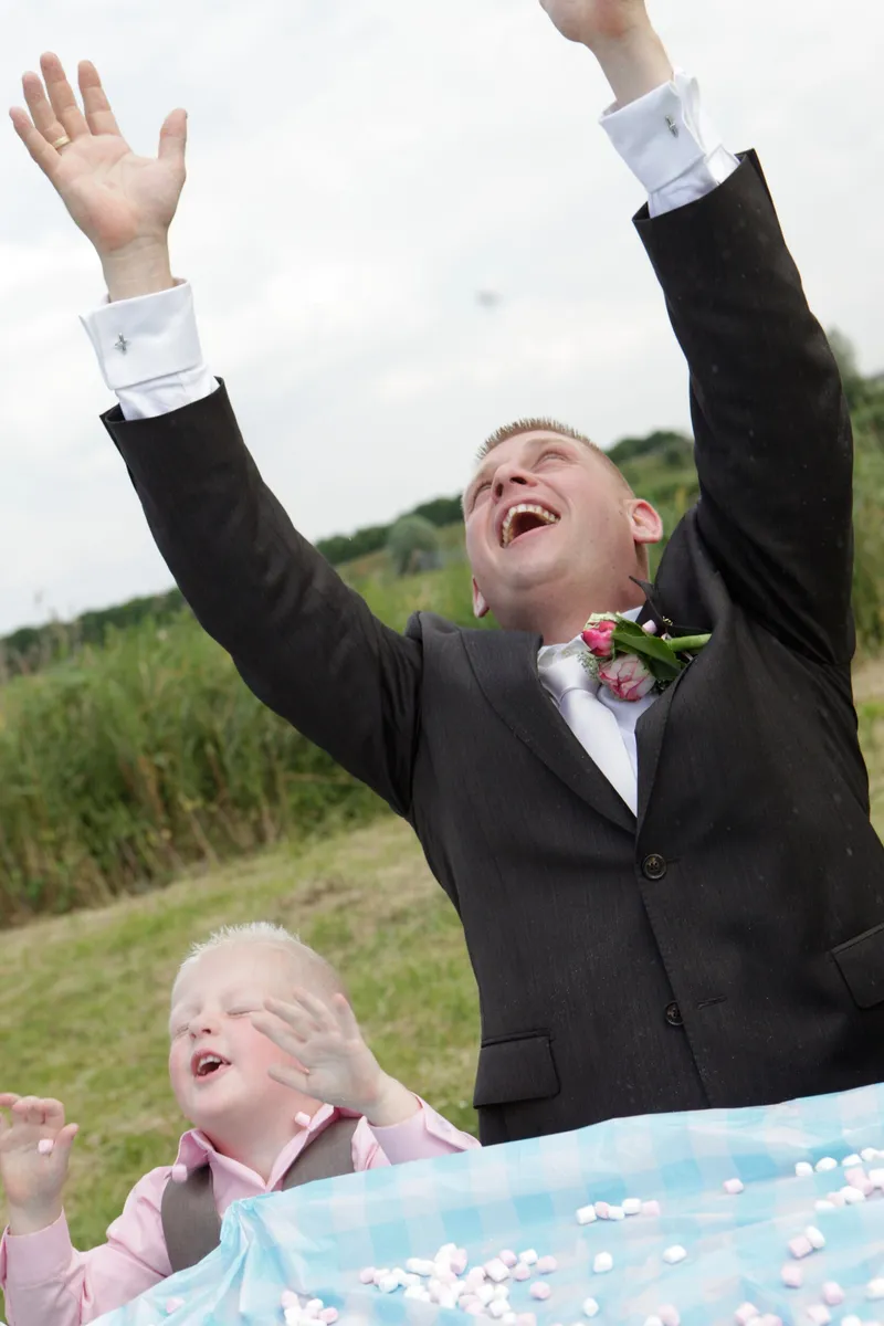 Alex juicht met de armen omhoog