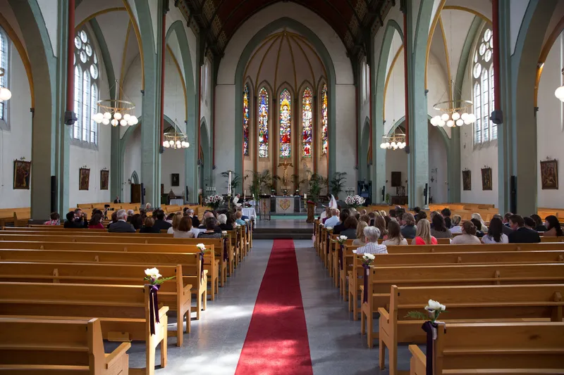 Het middenpad met de rode loper in de Bartholomeuskerk in Poeldijk