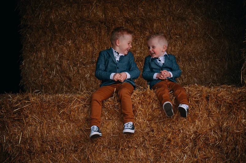 De twee zoons van Sander en Maud zitten in het stro