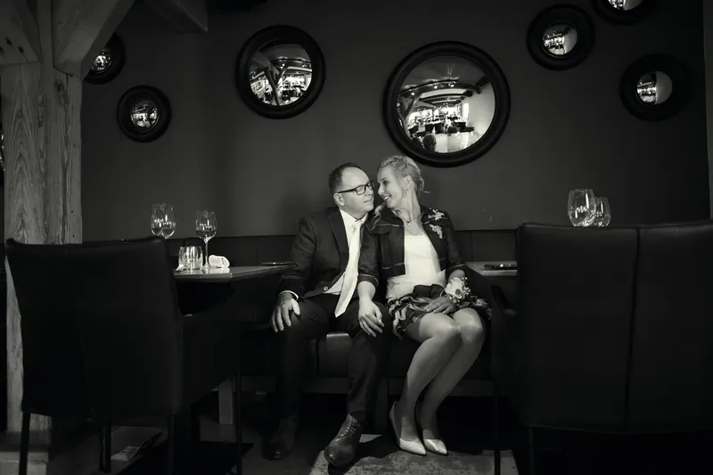 Maud en Sander aan tafel in het restaurant