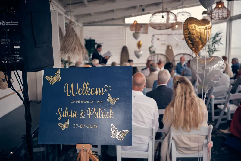 Het welkomstbord met hun namen bij de ceremonie