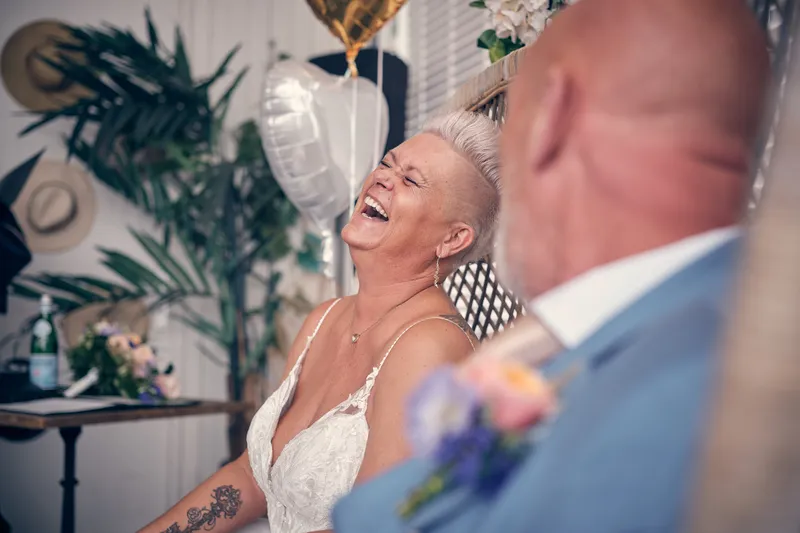 Silvia lacht uitbundig tijdens de ceremonie