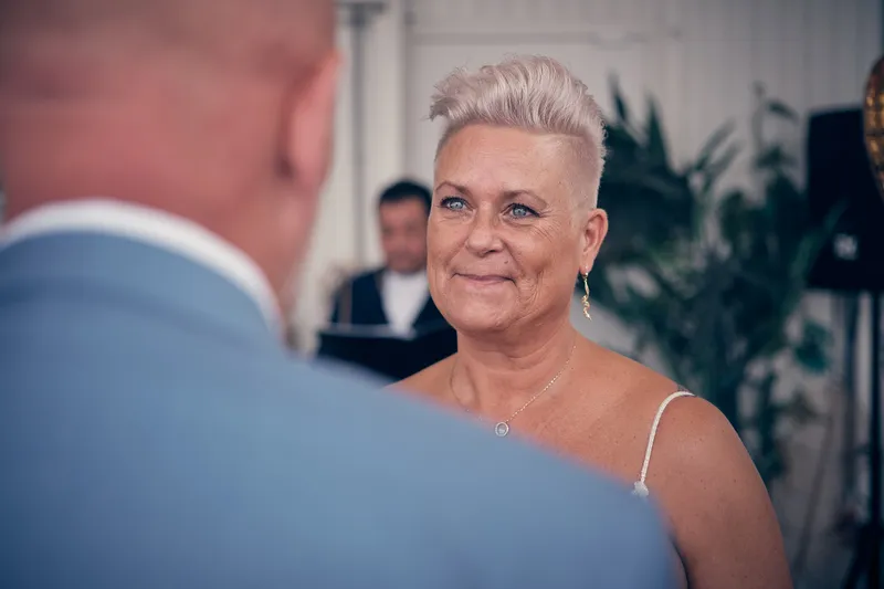 Silvia kijkt Patrick aan tijdens de ceremonie