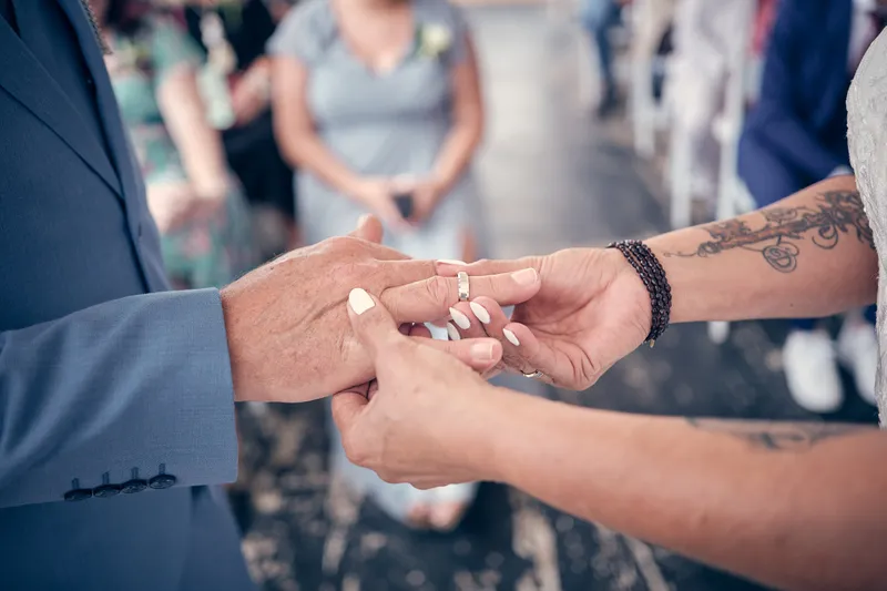 Patrick schuift de ring om de vinger van Silvia