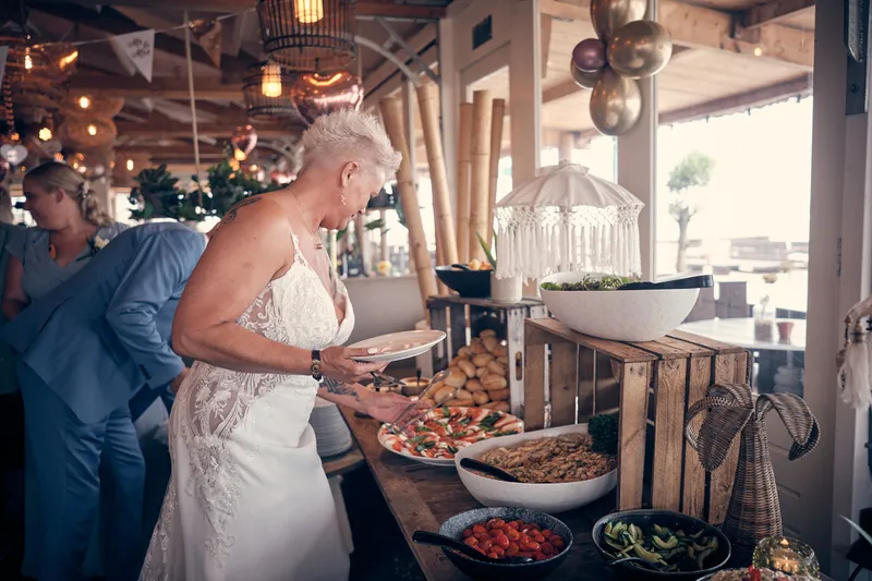 Silvia schept op bij het buffet