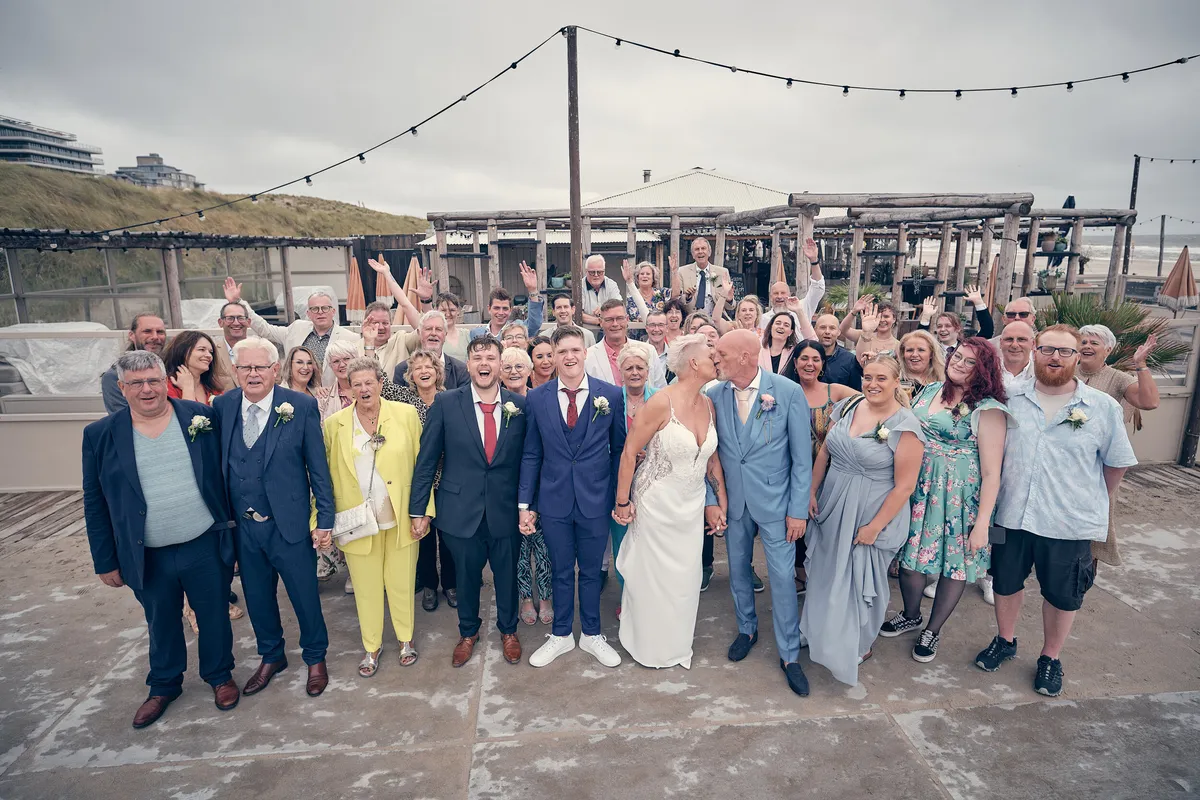 Groepsfoto met alle gasten voor Beachhouse