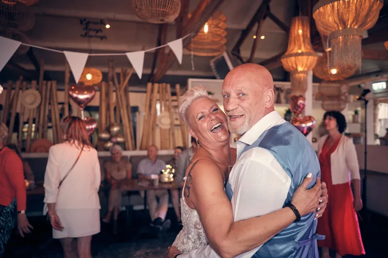 Silvia en Patrick dansen tussen de gasten
