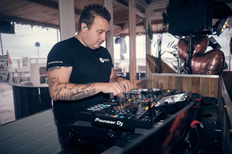 De dj achter de draaitafels