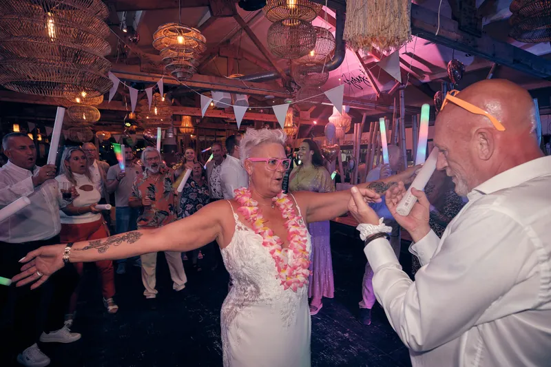 Silvia en Patrick dansen met lichtstaven