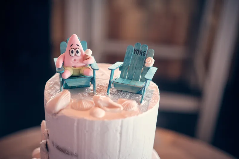 De taarttopper met twee strandstoeltjes en Patrick Ster