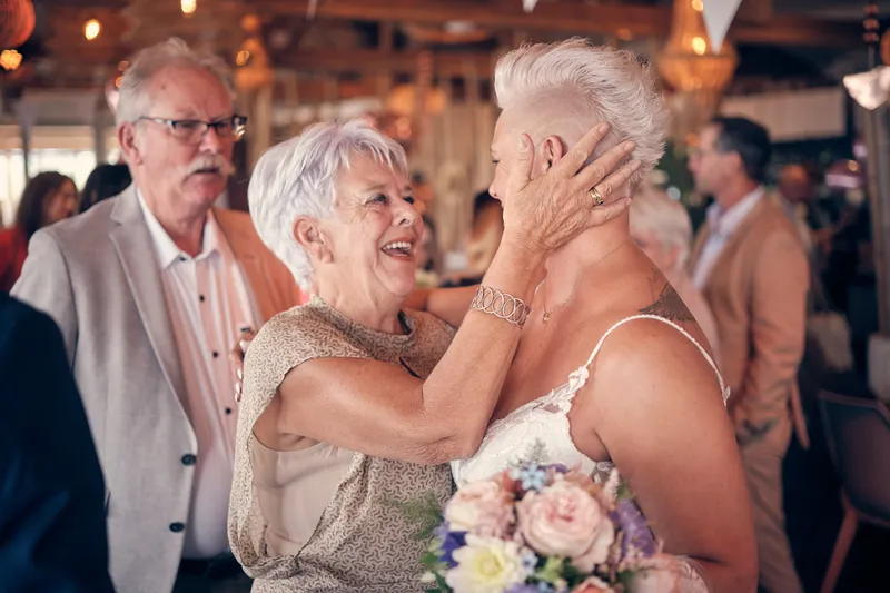 Silvia wordt gefeliciteerd door een gast