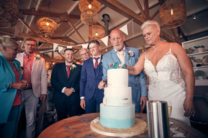 Silvia en Patrick snijden de taart aan, met de kinderen erbij
