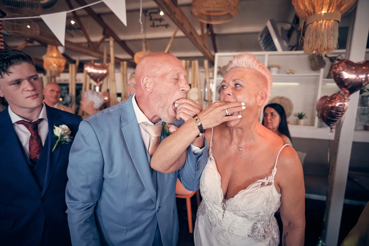 Silvia voert Patrick een stukje taart
