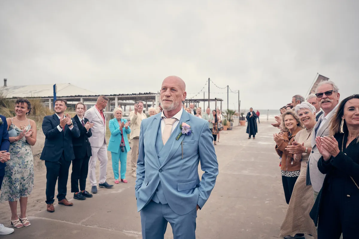 Patrick wacht met de gasten op de vlonder bij het strand