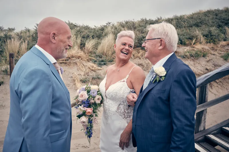 Silvia lacht tussen Patrick en haar vader