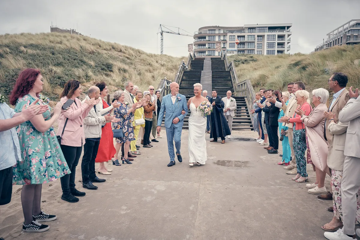 Silvia en haar vader lopen tussen de gasten door