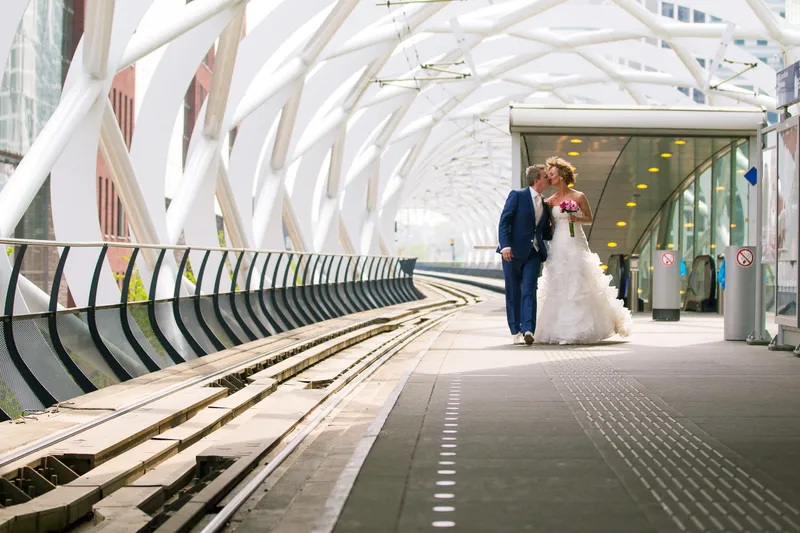 Desirée en Marcel kussen op het perron van tramhalte Beatrixkwartier, de Netkous
