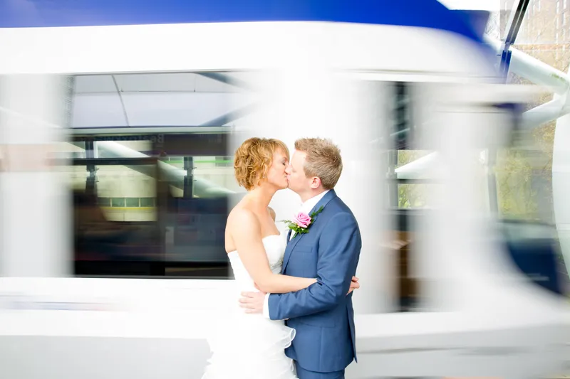 Een kus terwijl de tram voorbijrijdt