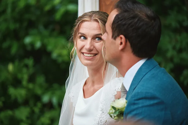 Karien lacht stralend naar Niels tijdens de ceremonie