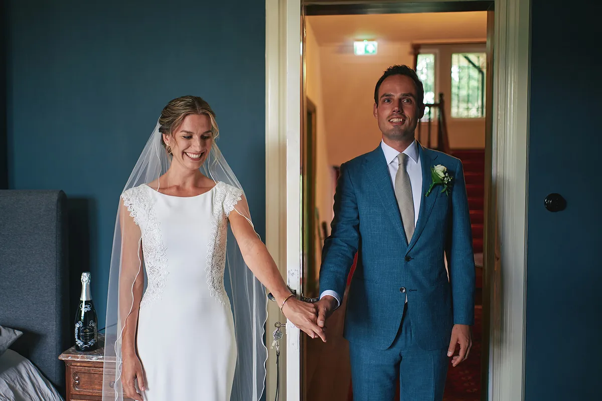 Karien en Niels hand in hand bij de openstaande deur