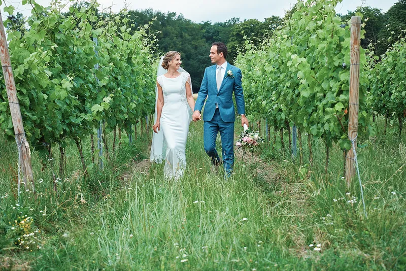 Karien en Niels wandelen hand in hand tussen de wijnranken