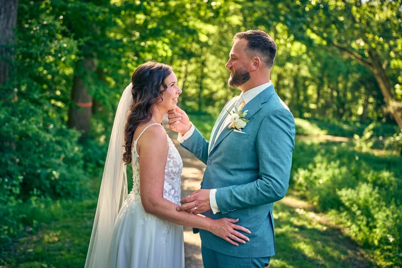 Barrie houdt de kin van Michelle vast, zij kijkt naar hem op