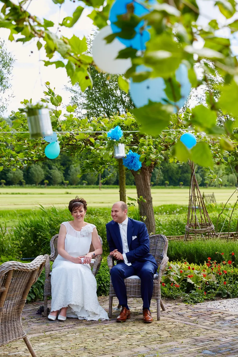 Marina en Erik zitten naast elkaar in de tuin