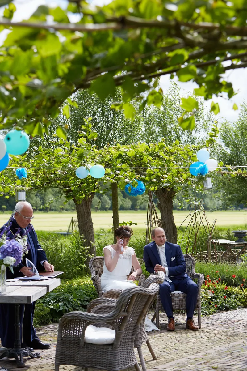 De trouwambtenaar bereidt de akte voor