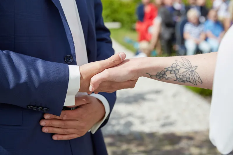 De handen van Marina en Erik in elkaar