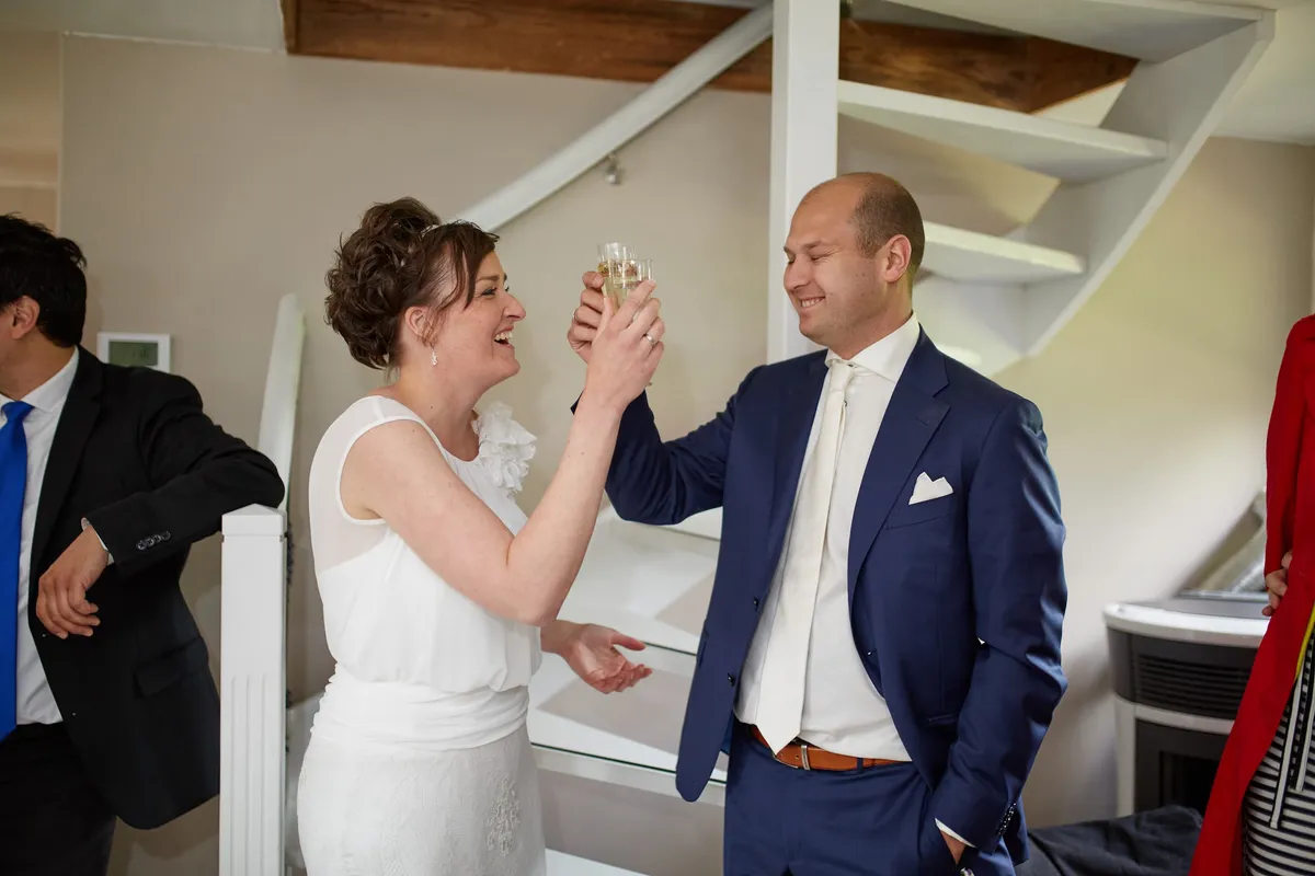 Marina en Erik proosten