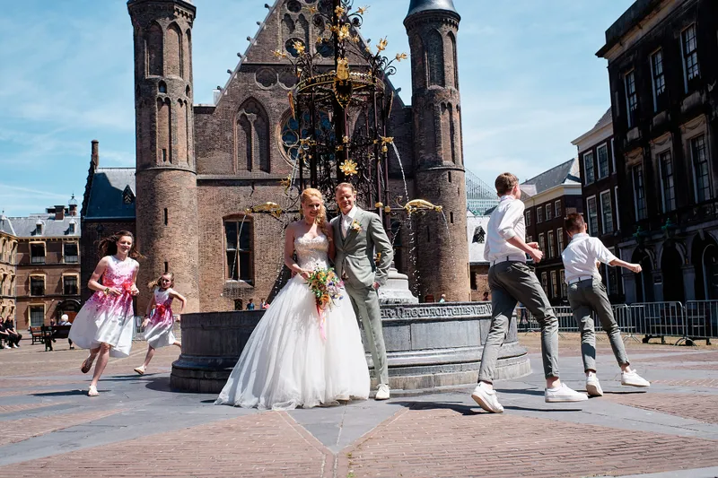 Neomi en Michael met de kinderen voor de Ridderzaal