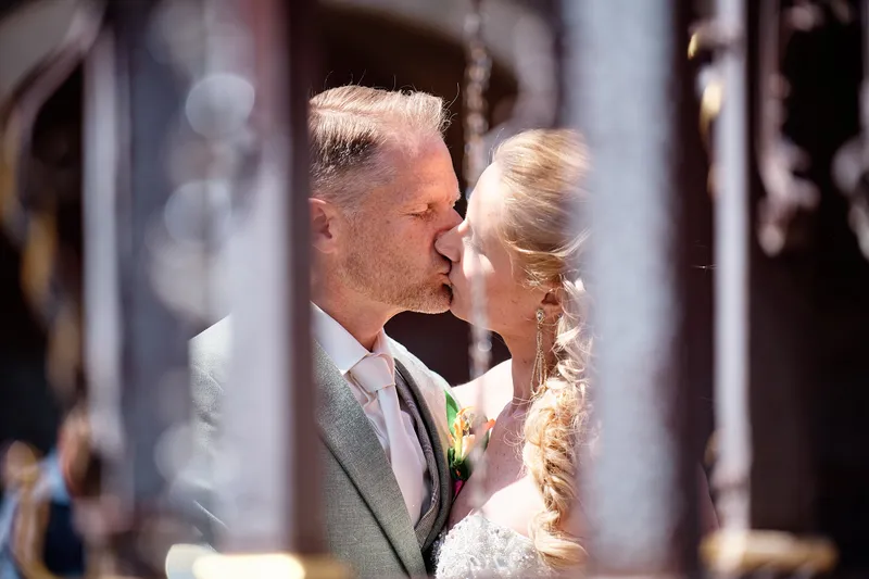 Neomi en Michael kussen achter een hek