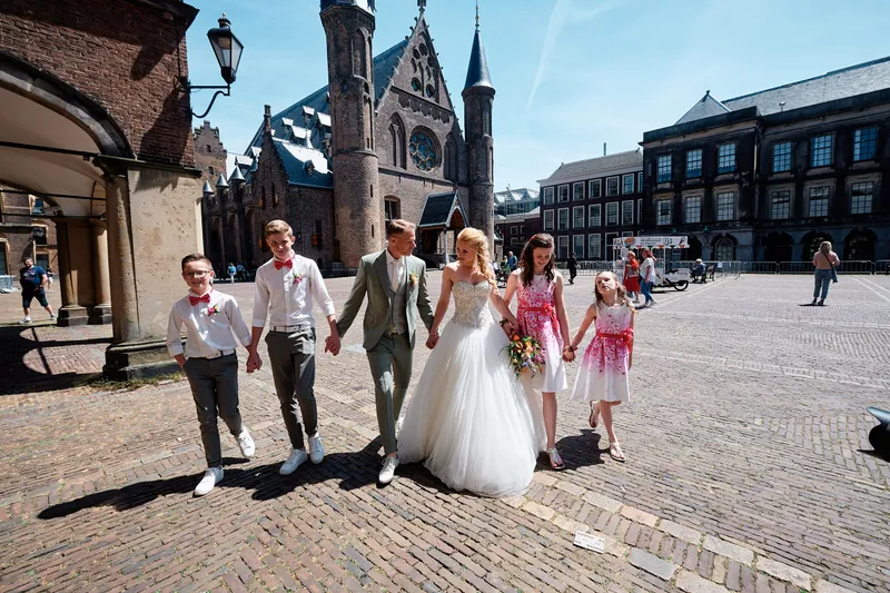 Het gezin loopt over het Binnenhof