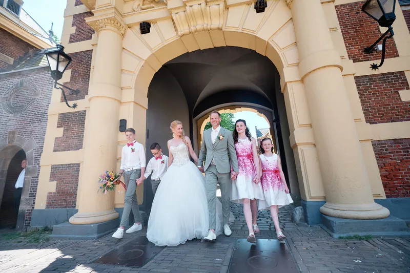 Het gezin loopt onder de poort door