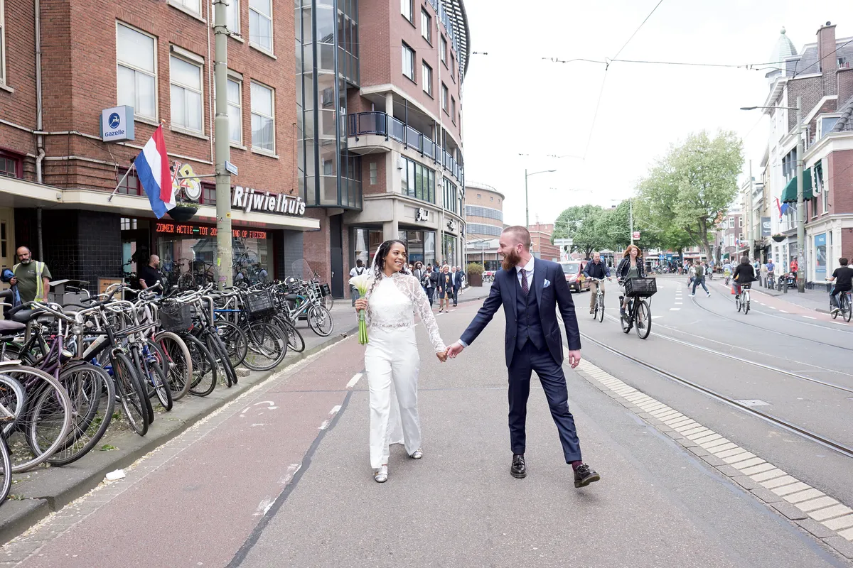 Frank en Jennifer lopen over straat door de binnenstad van Den Haag