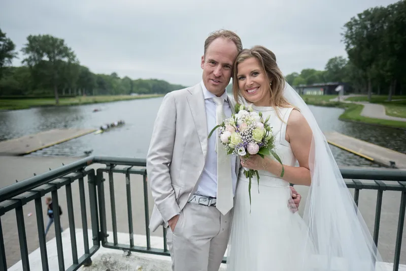 Mary en Jasper aan de Bosbaan, met een roeiboot op het water