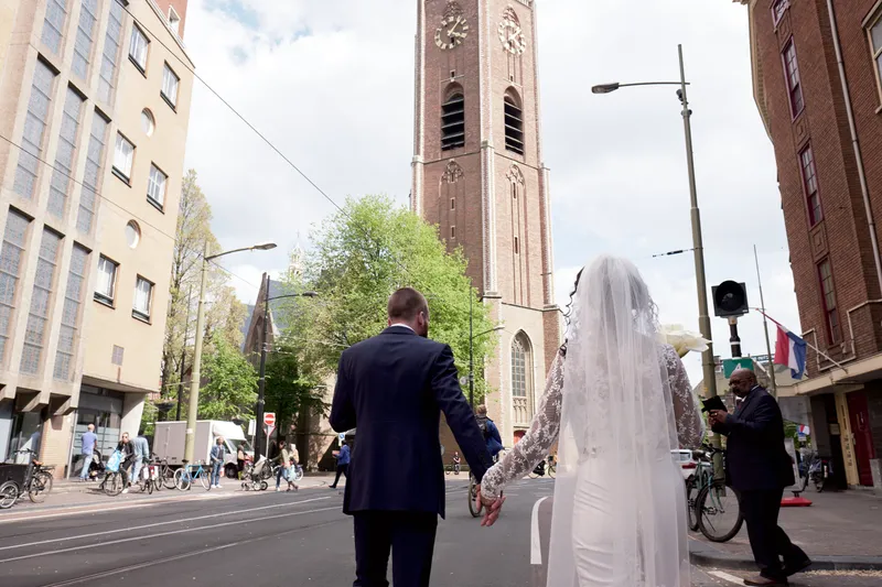 Frank en Jennifer lopen naar de toren van de Grote Kerk