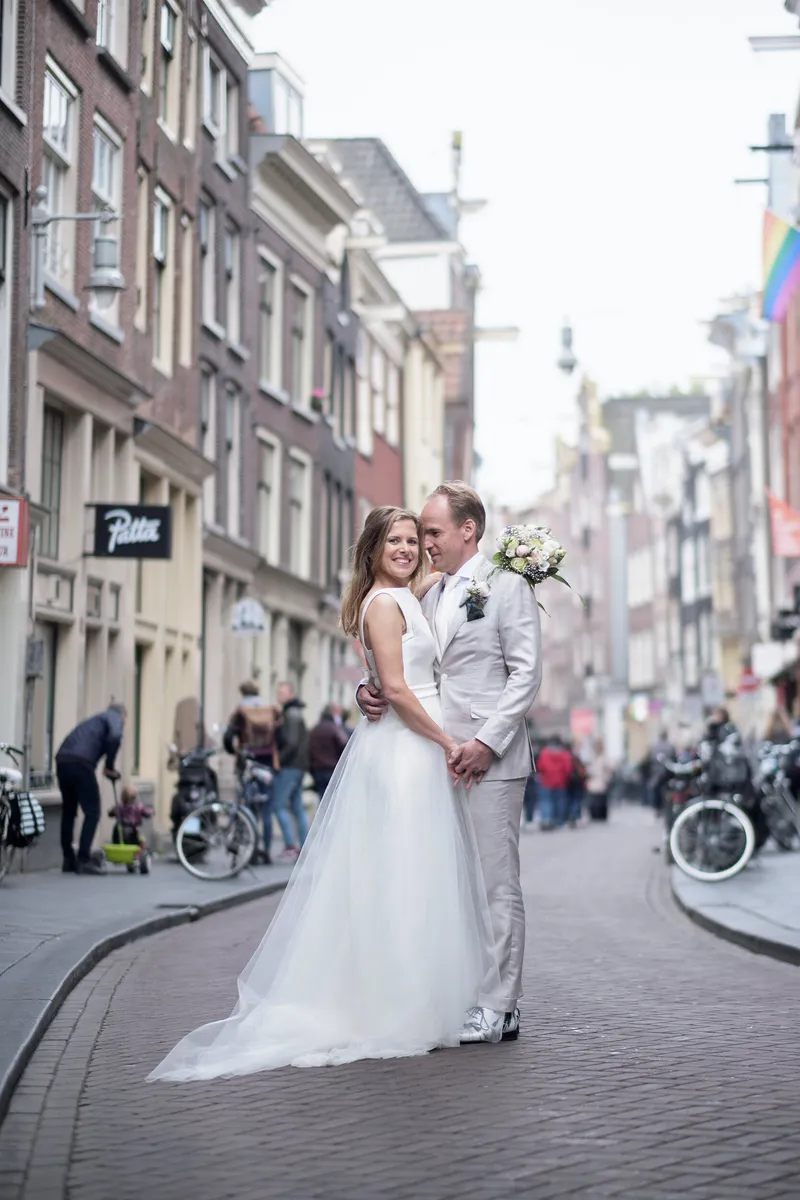Mary en Jasper in een smalle straat in de binnenstad