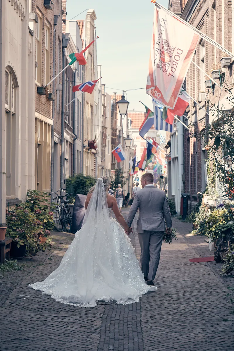 Jordy en Jacky in een smal straatje met vlaggetjes