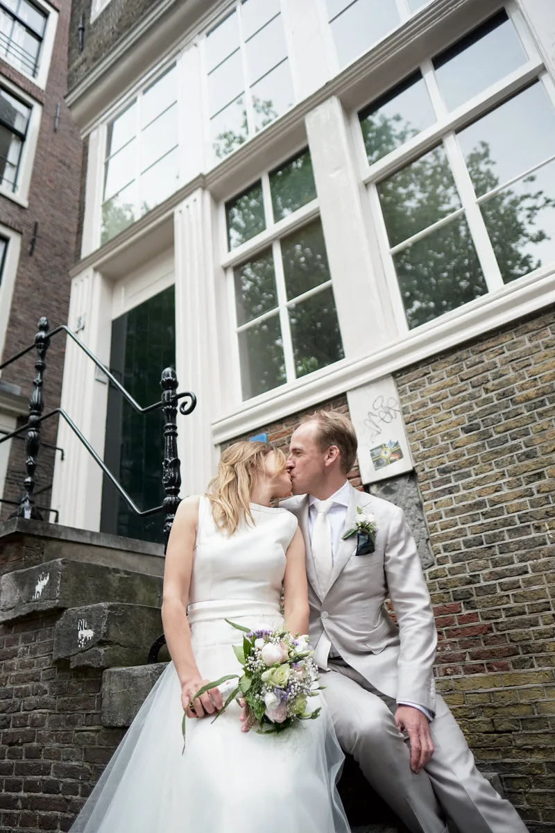 Mary en Jasper bij een oude deur in de binnenstad