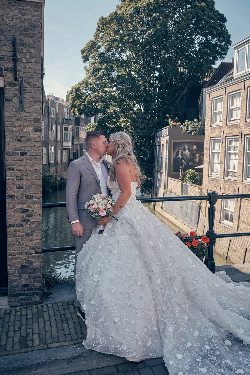 Jordy en Jacky bij een brug over de gracht in Dordrecht