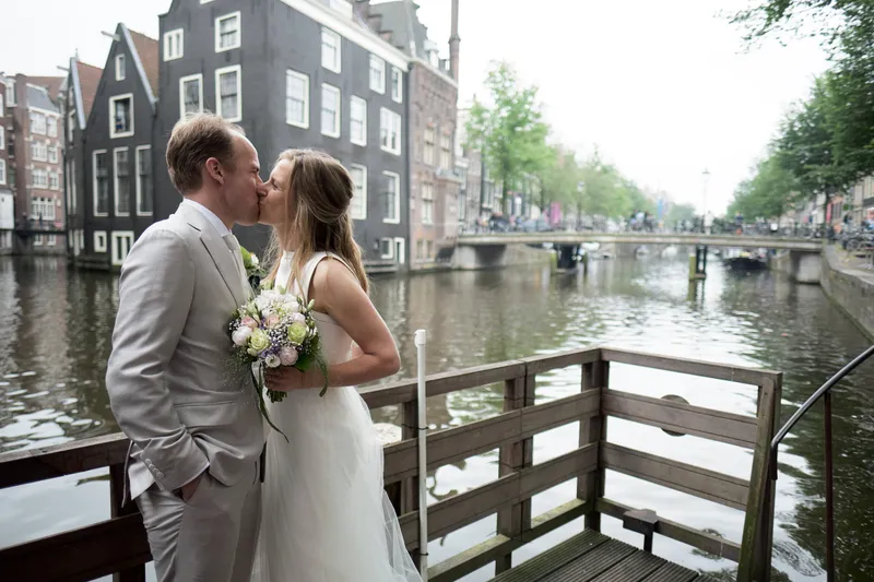 Jasper kust Mary aan de gracht