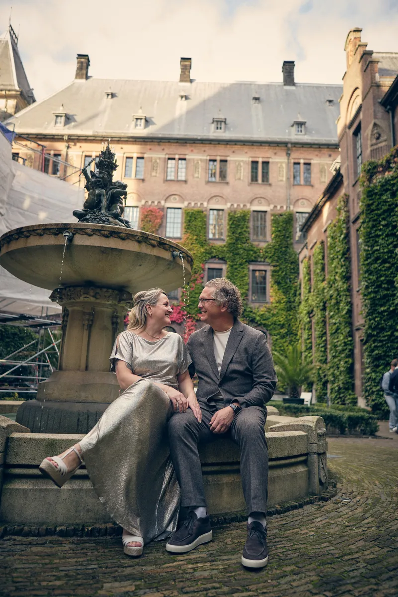 Jiska en Gerrit op de rand van de fontein in de binnentuin van het stadhuis