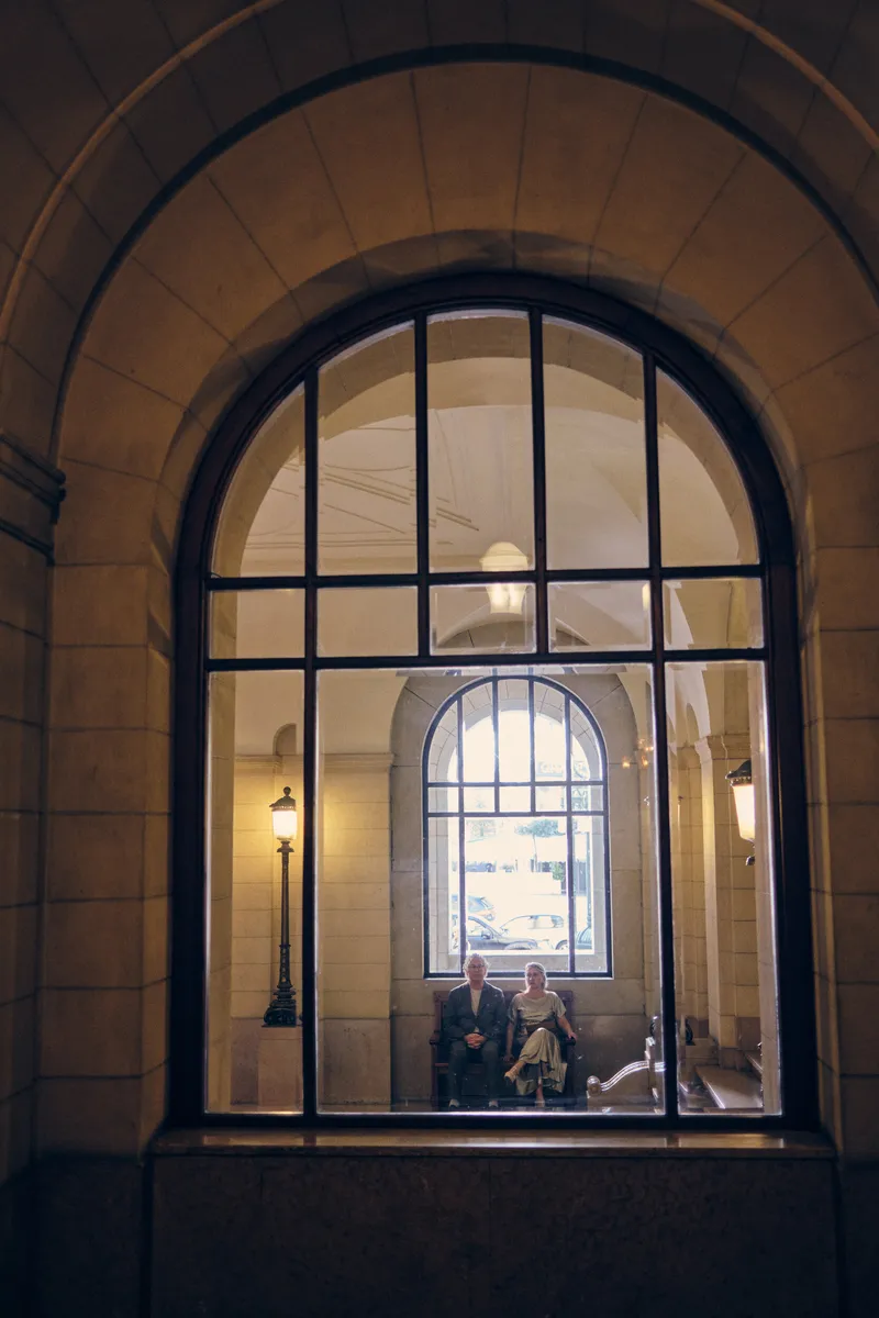 Het boograam van het stadhuis van binnen, met de stad erachter