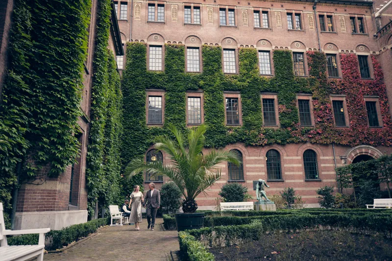 De binnentuin van het stadhuis met klimop, palmen en de fontein