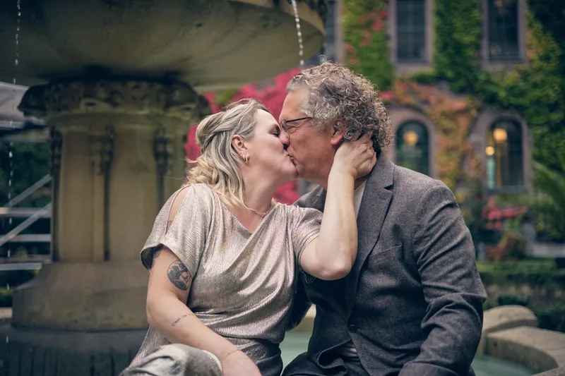 Jiska en Gerrit kussen elkaar bij de fontein