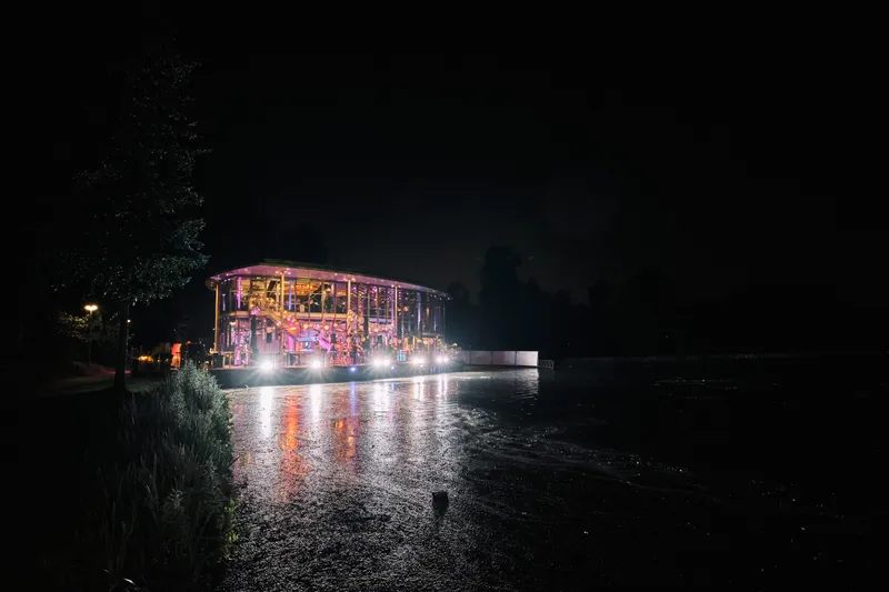 The Boathouse ’s nachts, verlicht aan het water van de Kralingse Plas