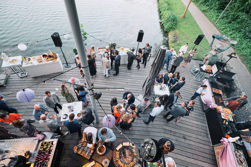 Van bovenaf: gasten op het terras van The Boathouse tussen de eetkraampjes