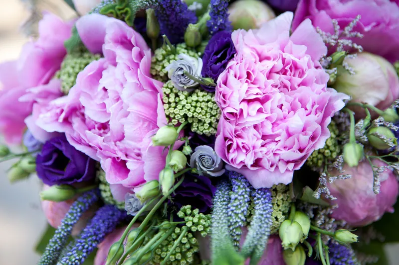 Het boeket met paarse en roze bloemen